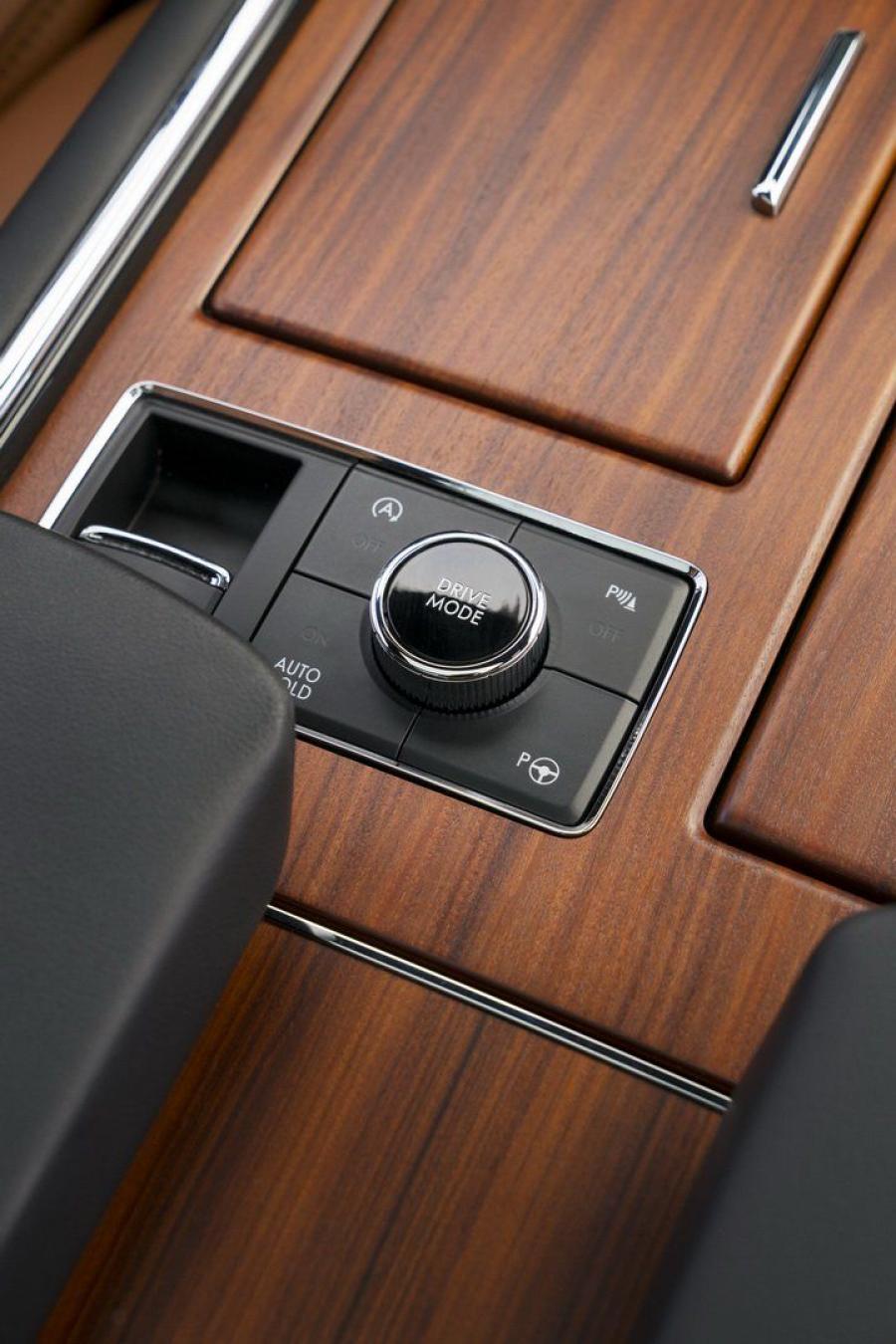 Детали интерьера Lincoln Navigator Monochromatic 2019 года  (фото 7 из 17)